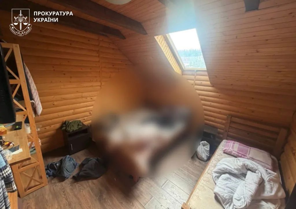 Дерев’яна кімната з ліжками та даховим вікном