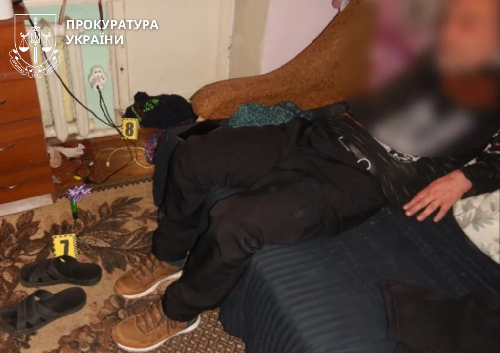 Слідчі докази у кімнаті, позначені номерами