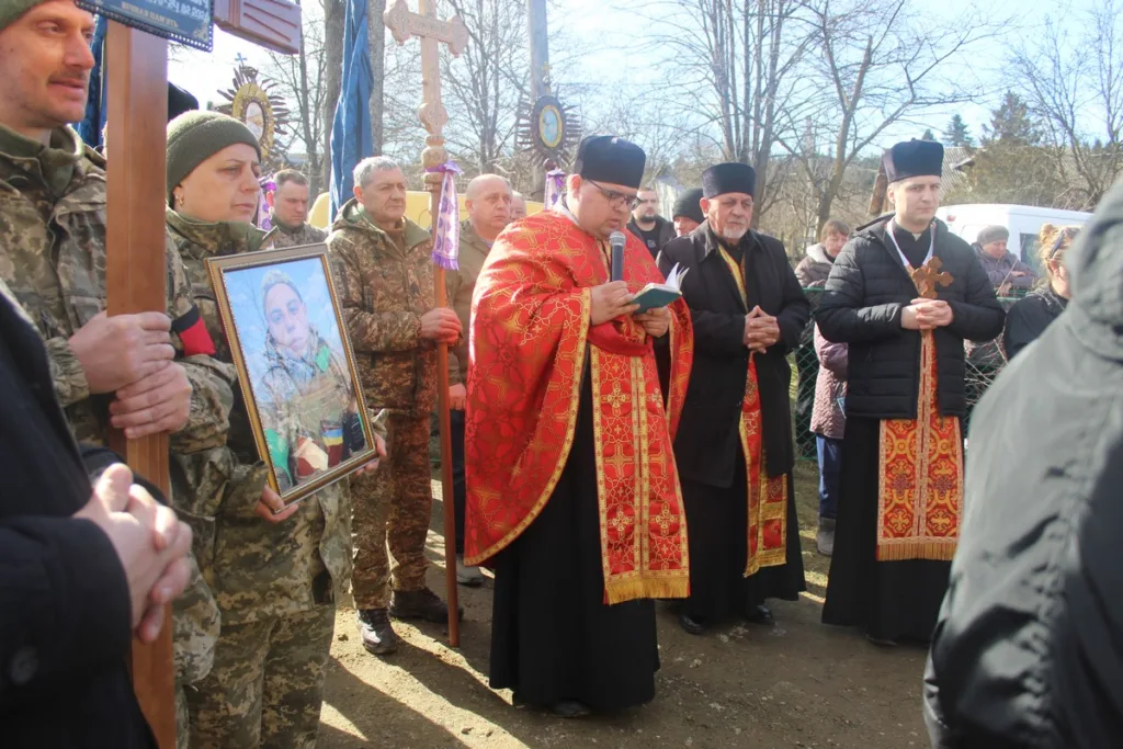 Священники та військові під час поминальної церемонії