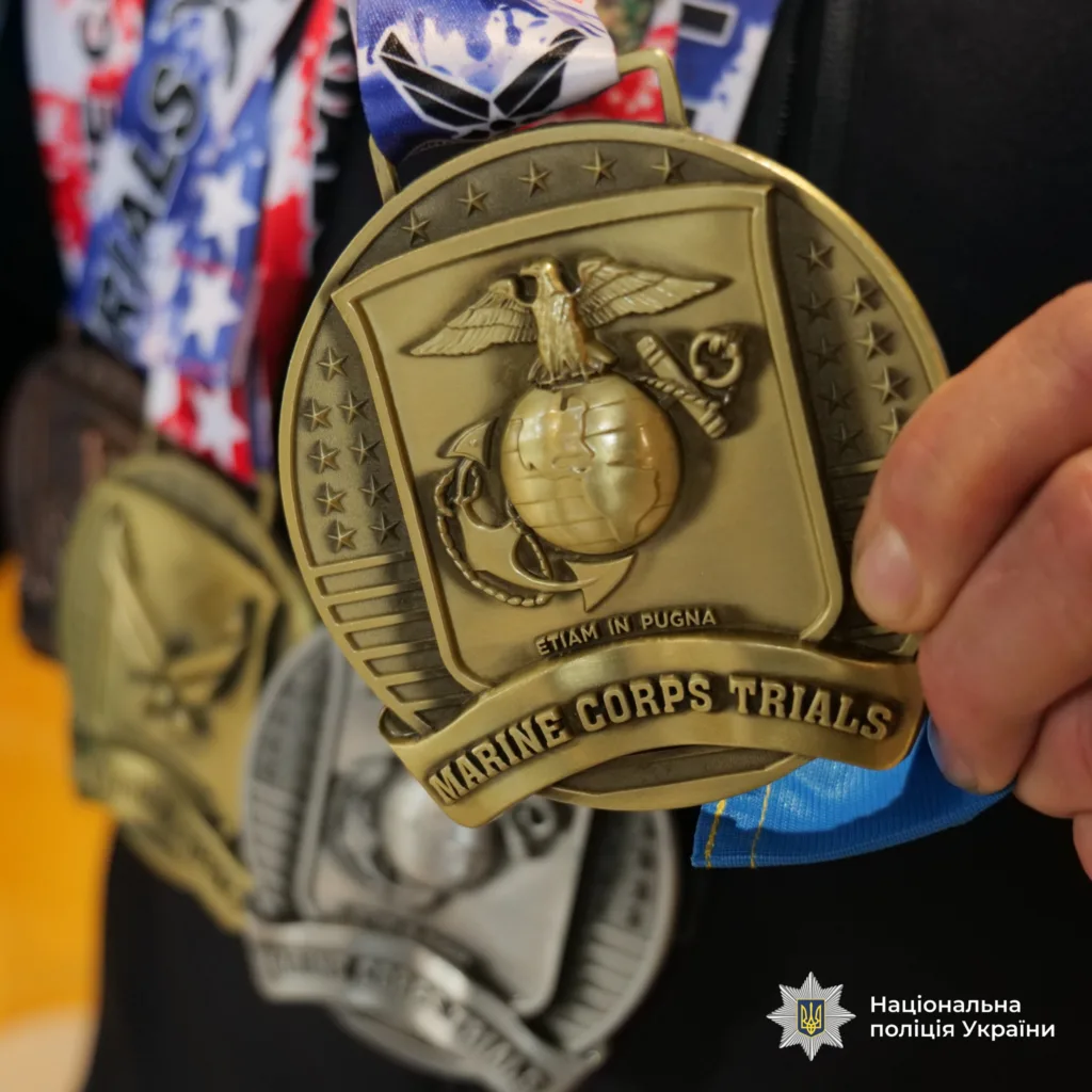 Золота медаль Marine Corps Trials у руці