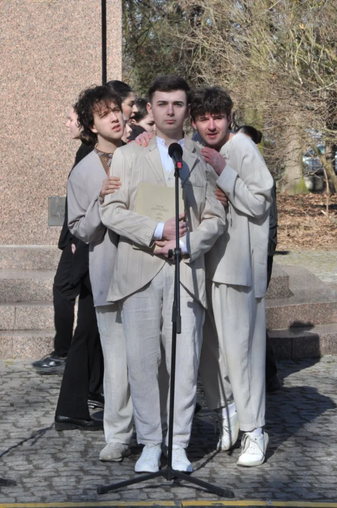 Молоді люди виступають біля мікрофона на вулиці