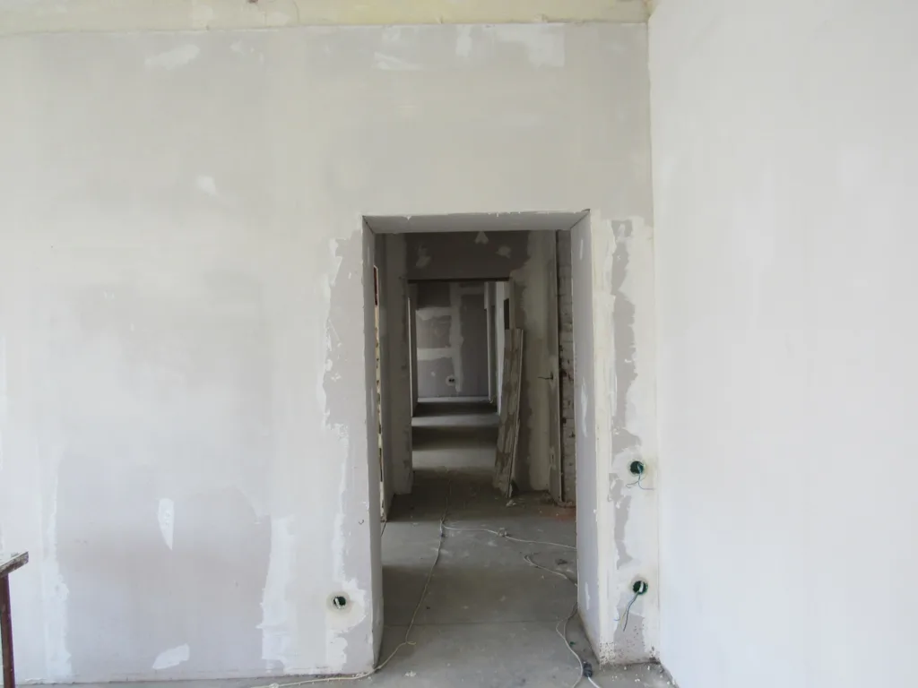 Ремонт коридору з оштукатуреними стінами