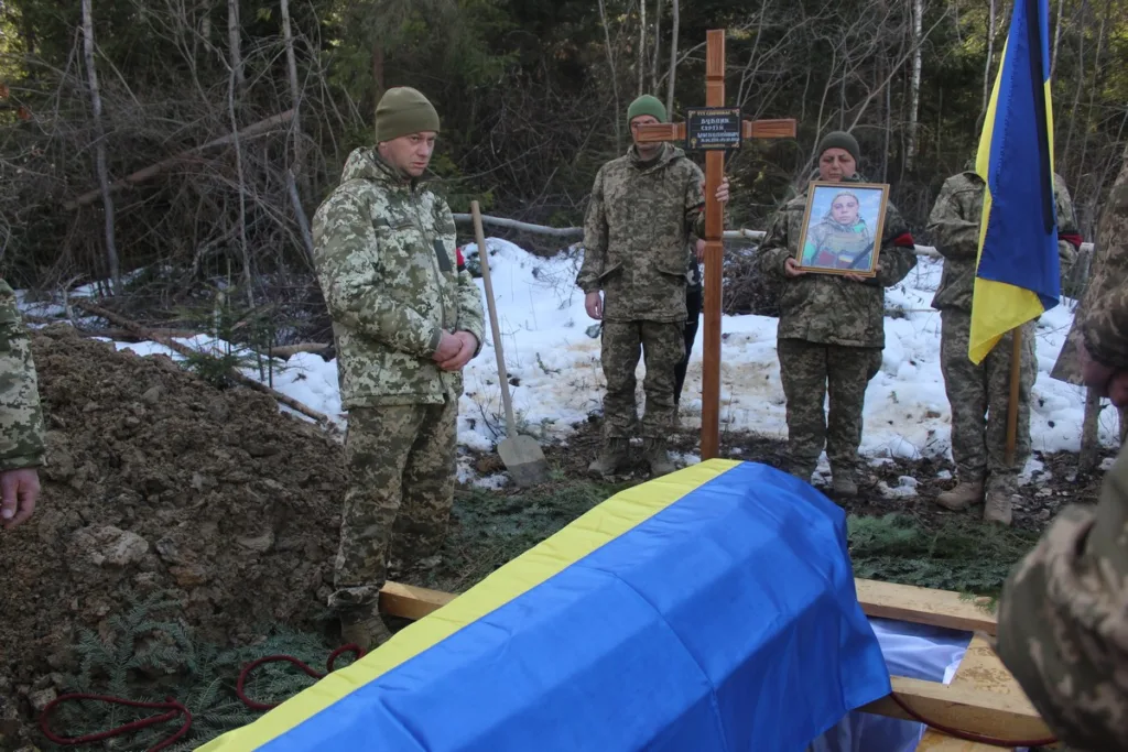 Поховання українського військового з прапором України