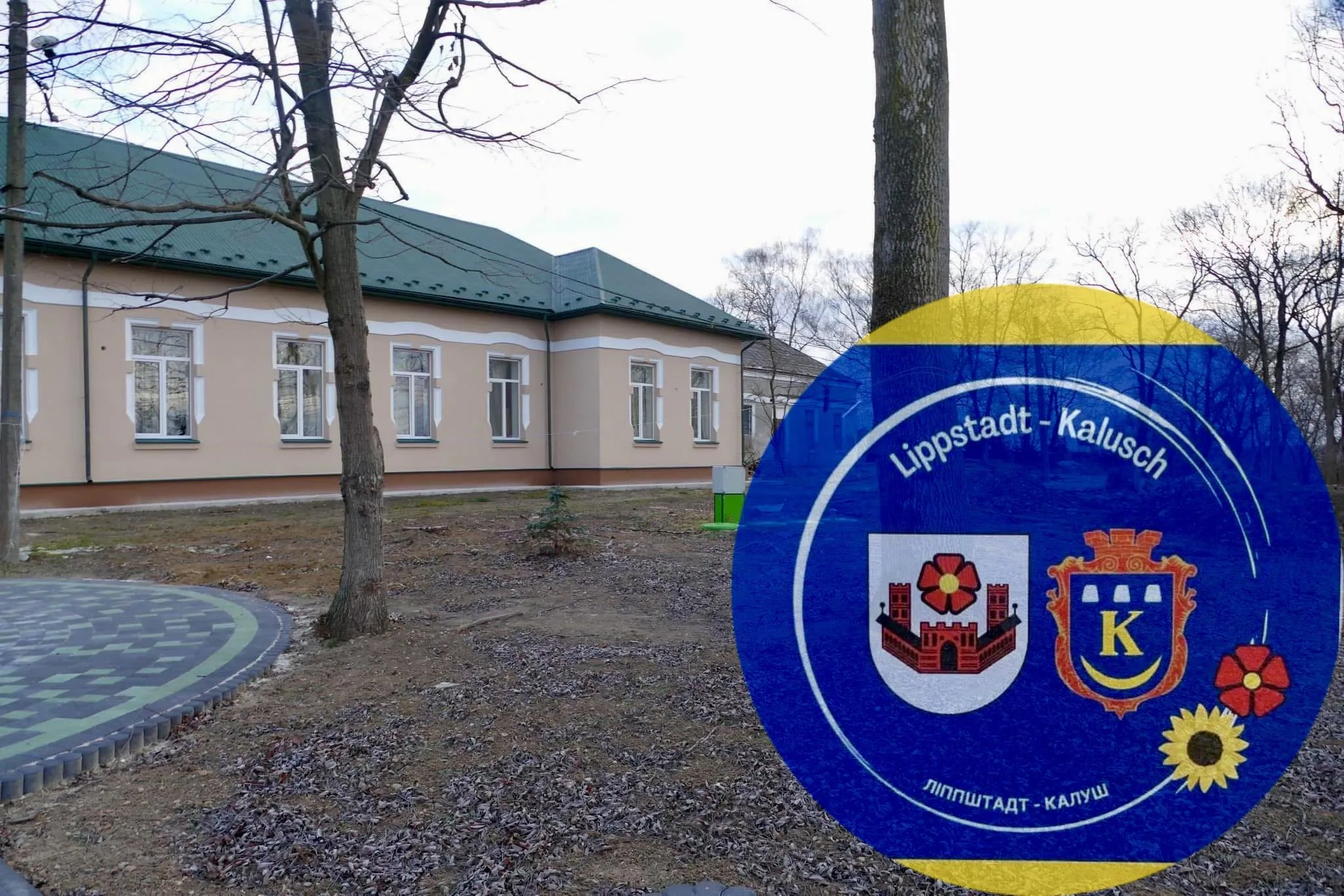 Будівля в Калуші з емблемою Ліппштадт-Калуш