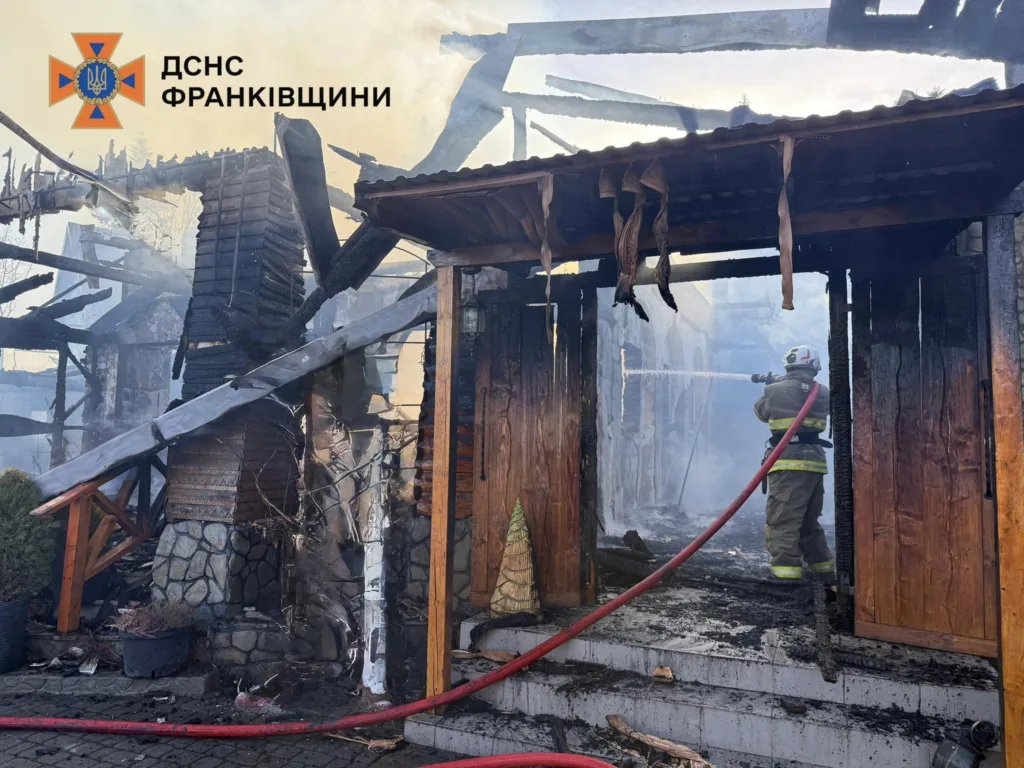 Пожежник гасить вогонь у зруйнованому будинку