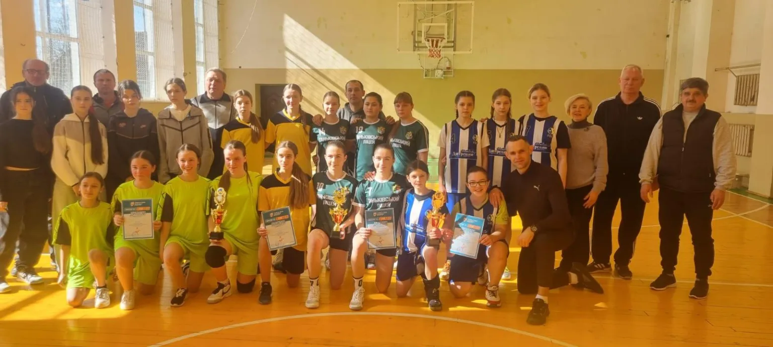 Командне фото переможців шкільного спортивного турніру