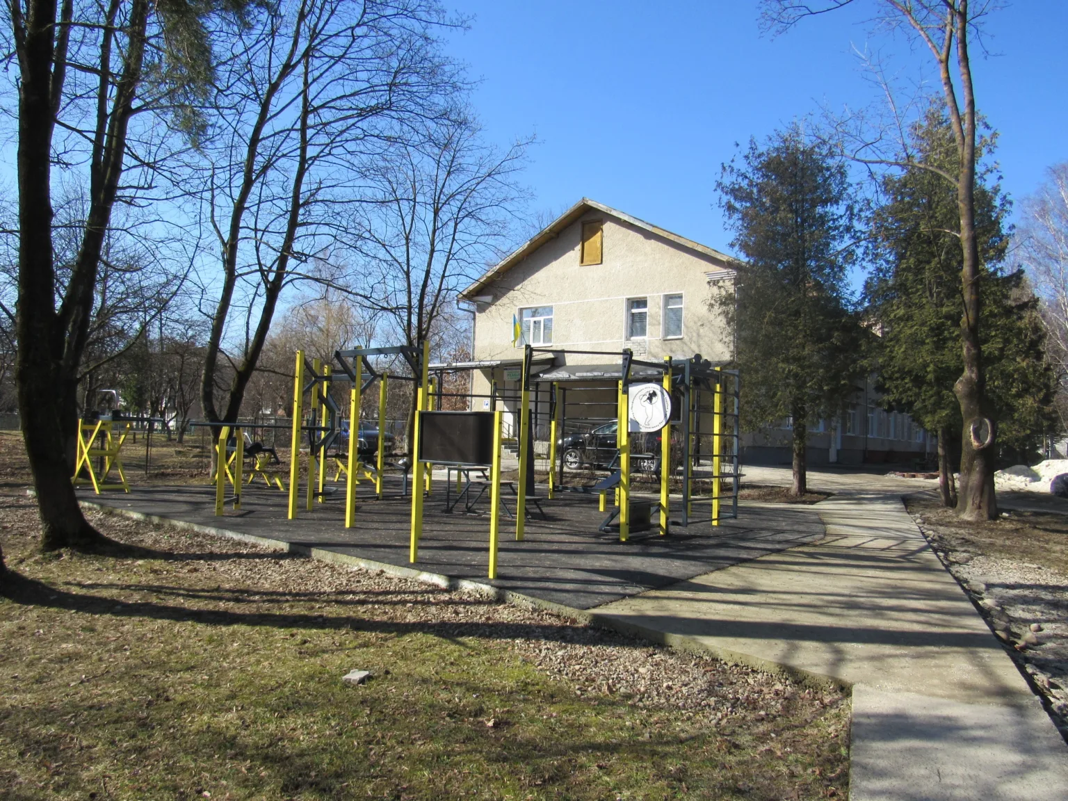 Вуличний спортивний майданчик біля будівлі взимку