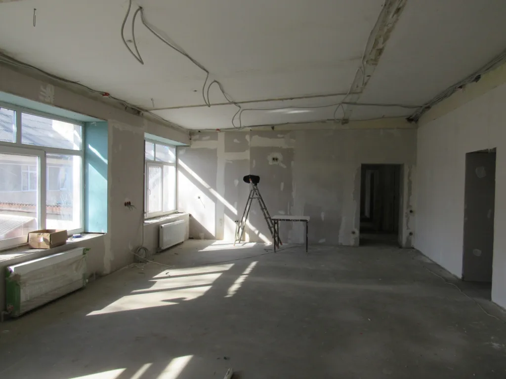 Ремонт приміщення з вікнами та будівельними інструментами