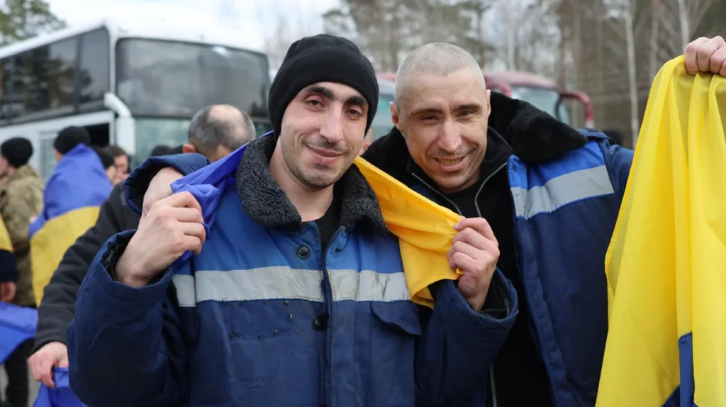 Люди тримають український прапор на вулиці