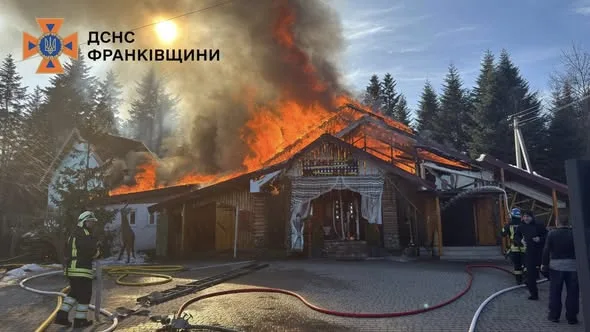 Пожежники гасять вогонь у палаючій будівлі