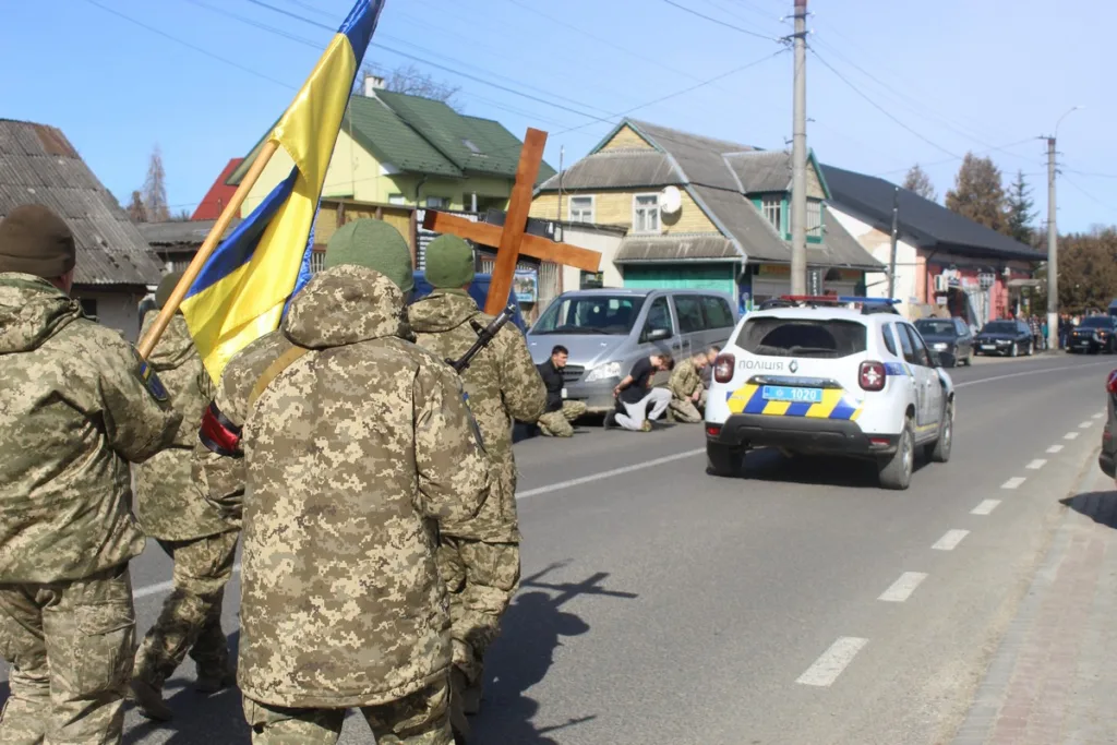 Військові з прапором України йдуть вулицею