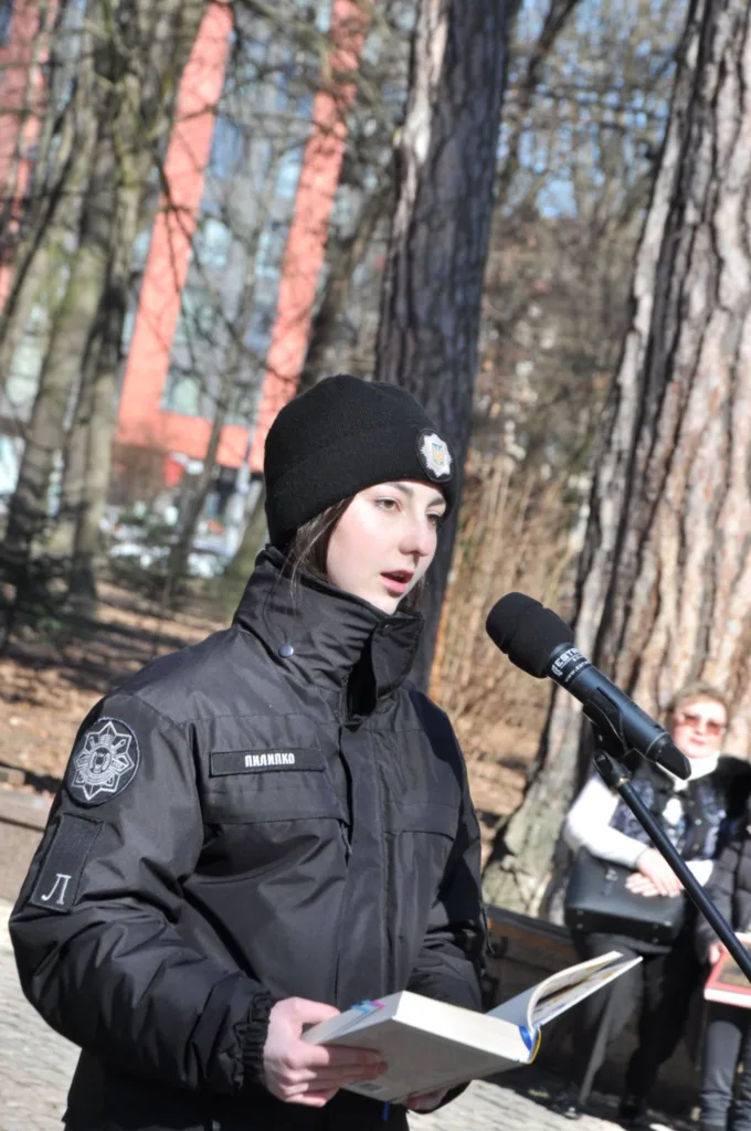 Поліцейська виступає з книгою на вулиці