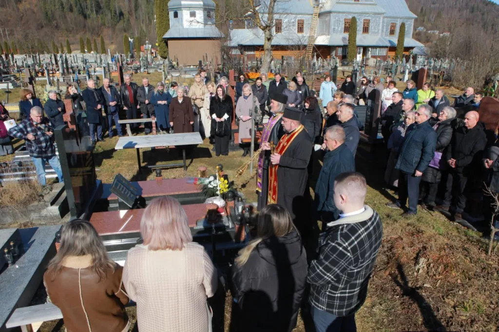 Люди зібралися на цвинтарі для поминальної служби