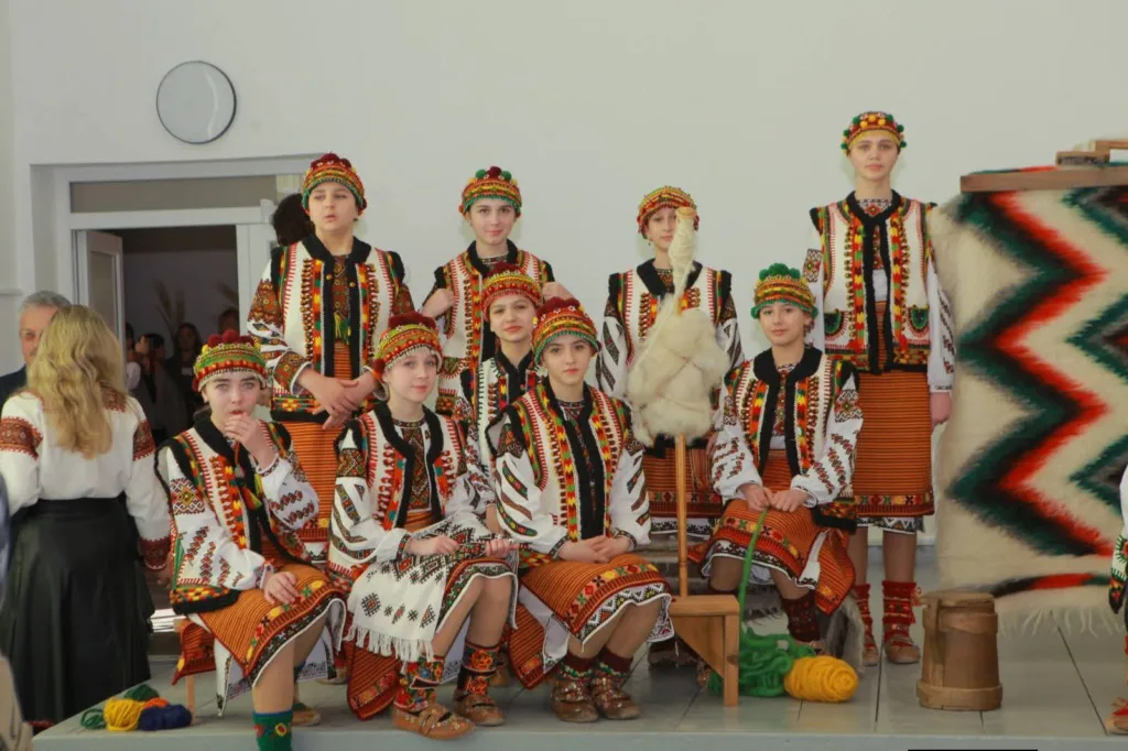 Діти у гуцульських народних костюмах на сцені