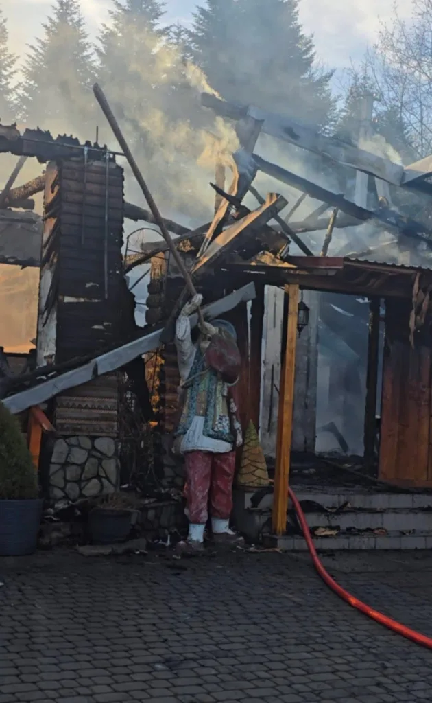 Згорілий дерев'яний будинок після пожежі