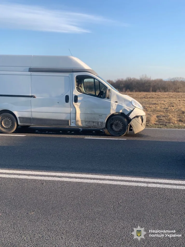 Пошкоджений білий фургон на узбіччі дороги