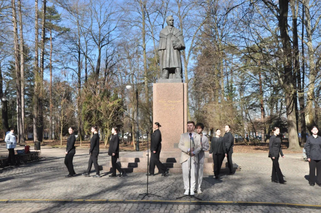 Люди біля пам'ятника у міському парку