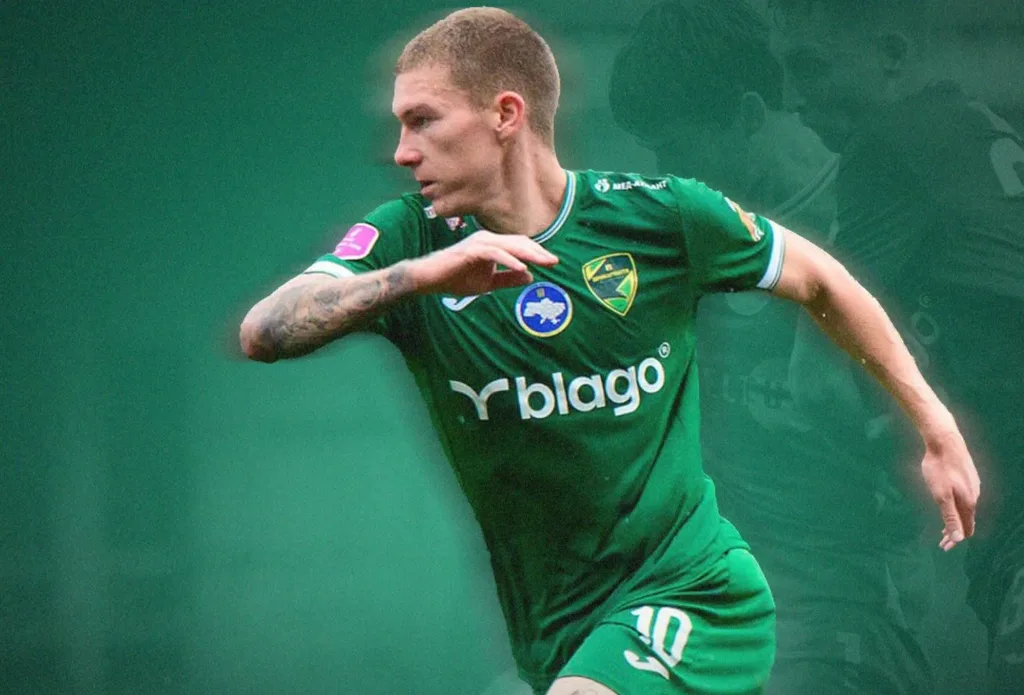 Футболіст у зеленій формі під час матчу