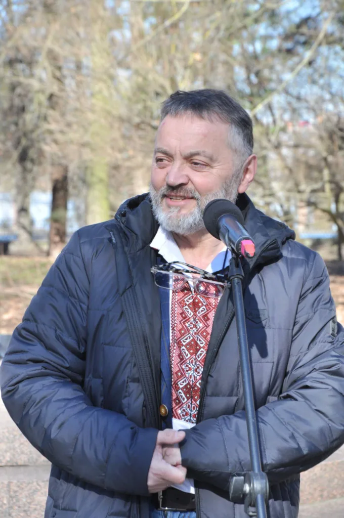 Чоловік у вишиванці говорить біля мікрофона на вулиці