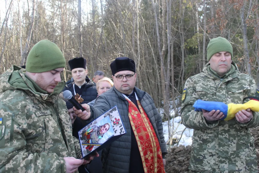 Вшанування пам’яті загиблого військового в лісі