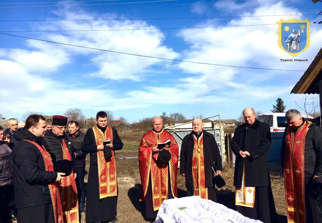 Священники проводять похоронну церемонію на відкритому повітрі