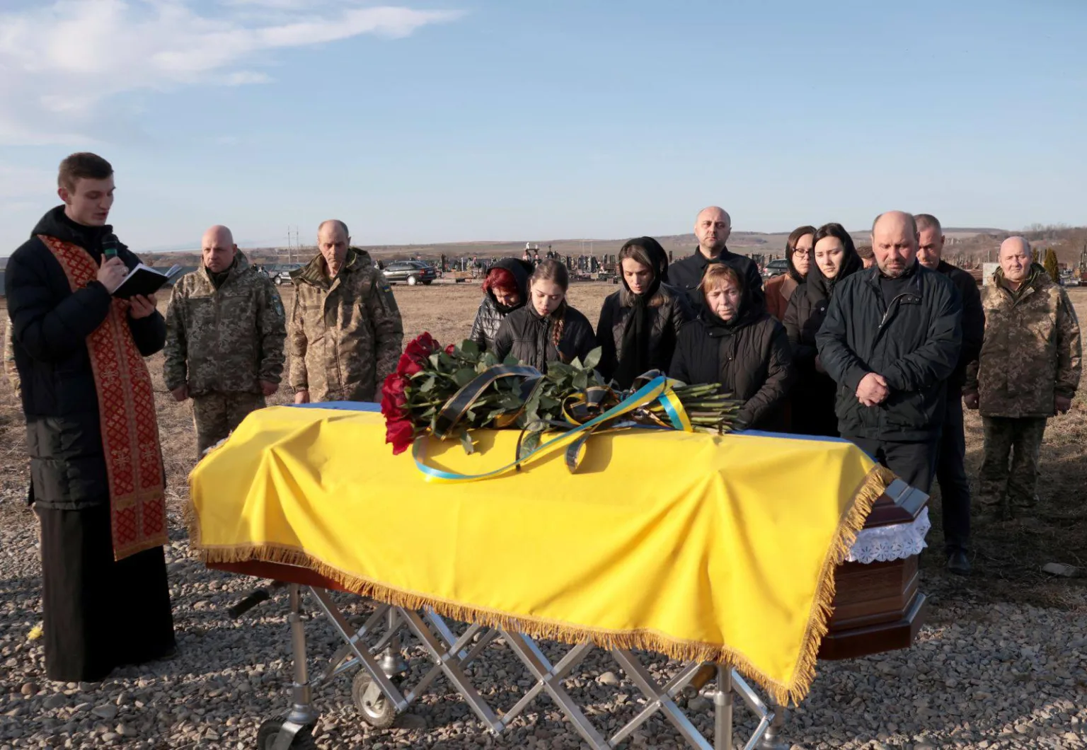 Похорон військового з прапором України