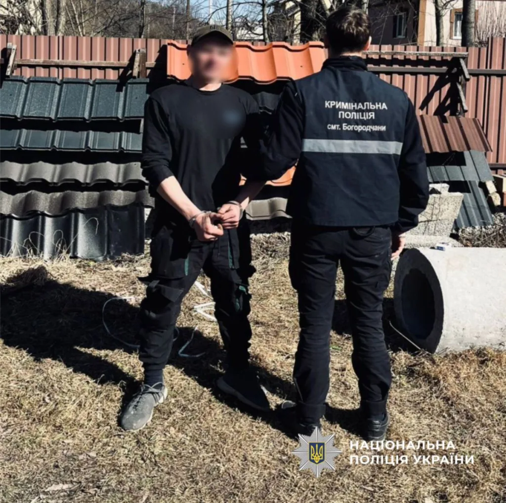 Поліцейський затримує чоловіка на вулиці