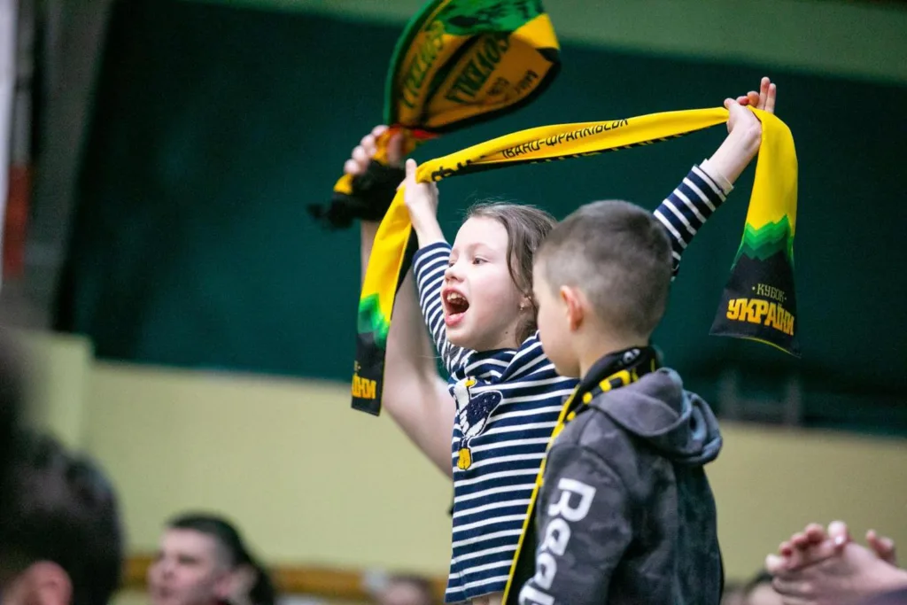 Діти радісно підтримують команду на спортивному матчі
