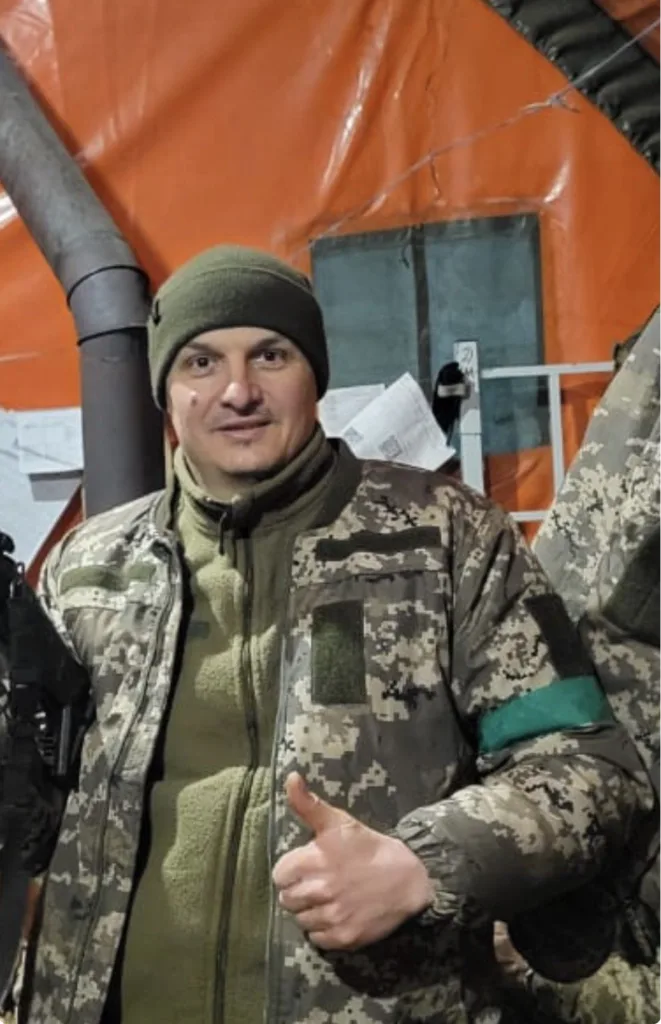 Військовий у камуфляжі показує жест схвалення