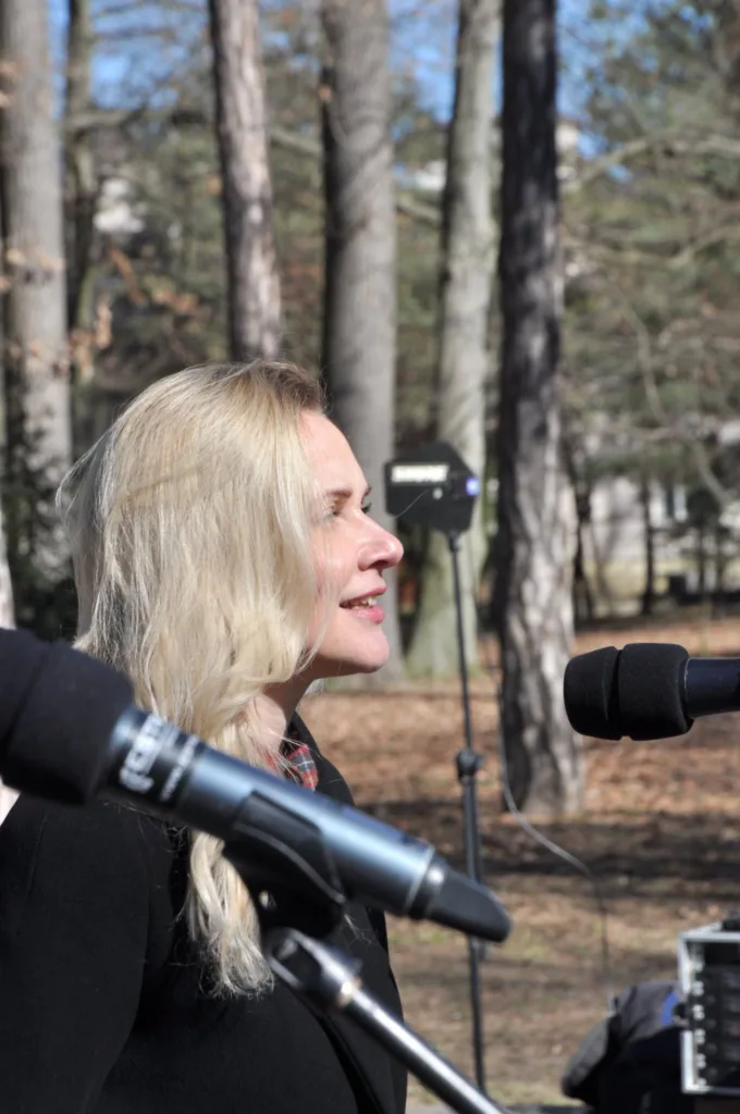 Жінка говорить у мікрофон на вулиці