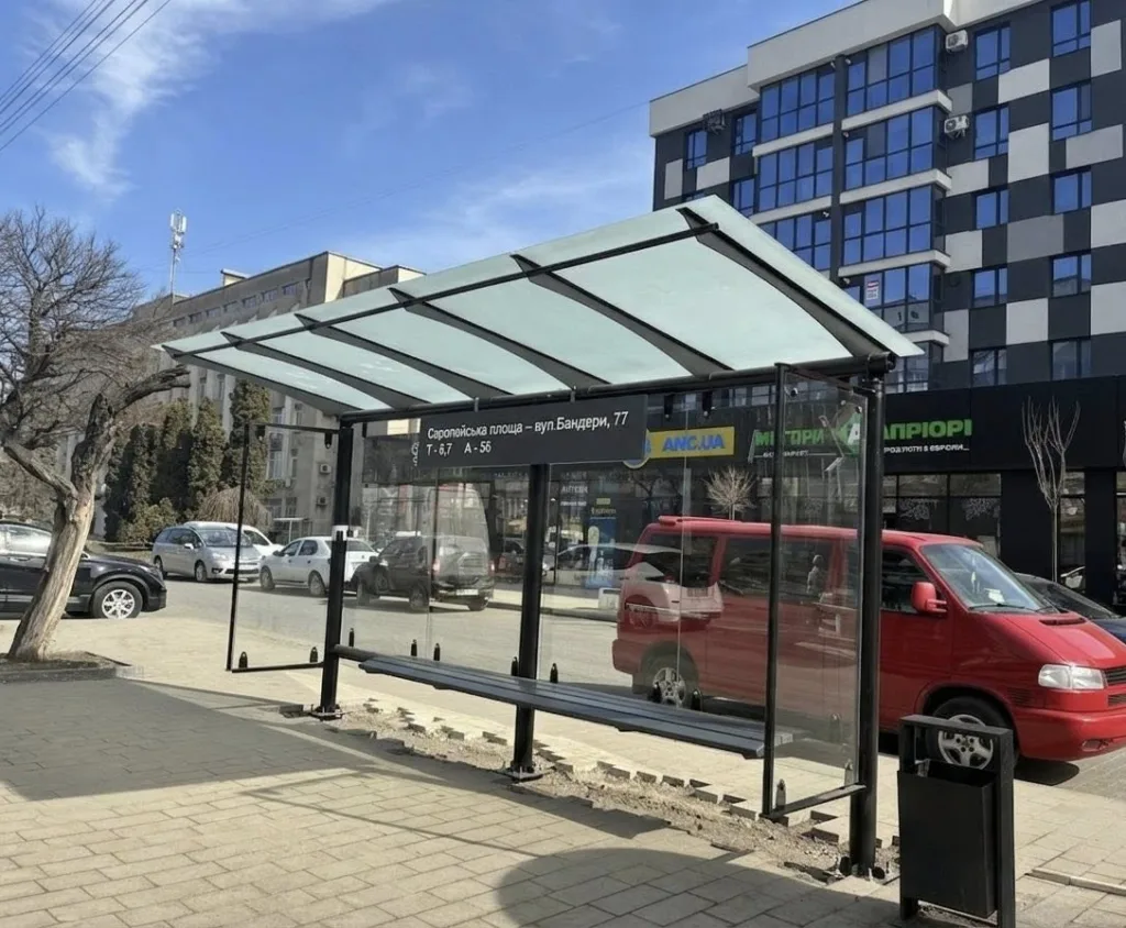 Сучасна автобусна зупинка на міській вулиці