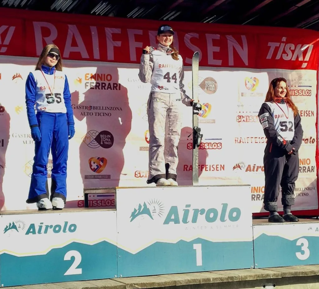 Переможці змагань зі сноуборду на подіумі Айроло