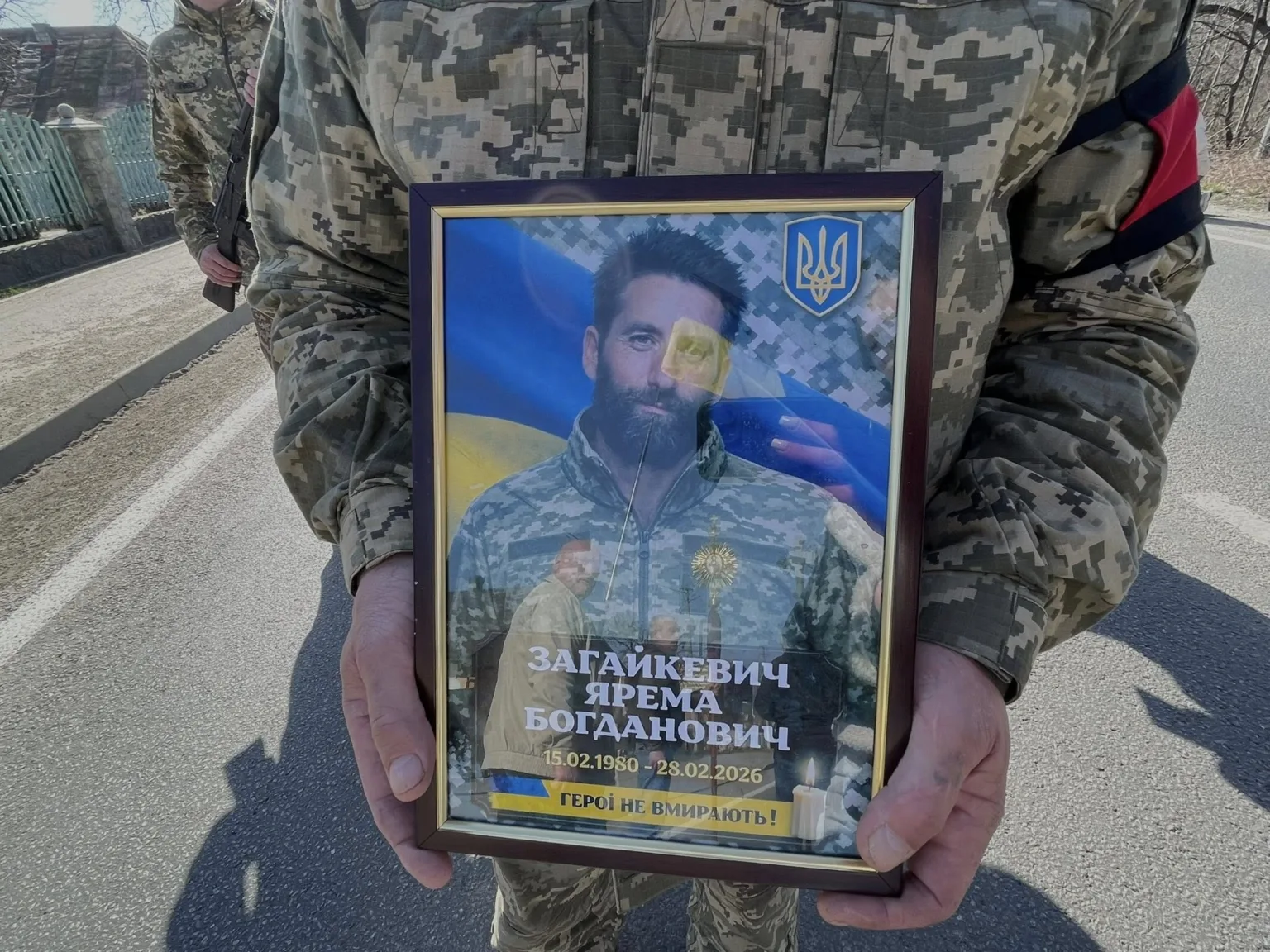 Військові тримають портрет загиблого українського воїна