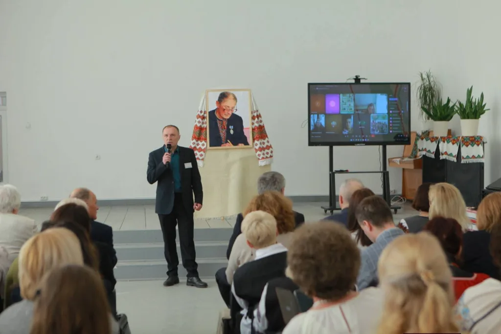 Конференція з промовою перед аудиторією та онлайн-учасниками