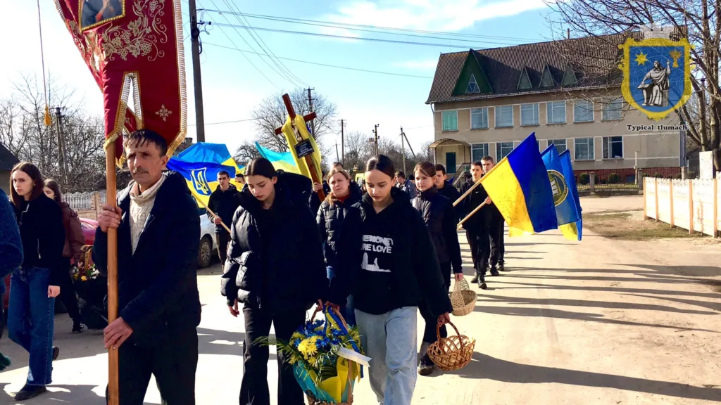 Похід із українськими прапорами та квітами в руках