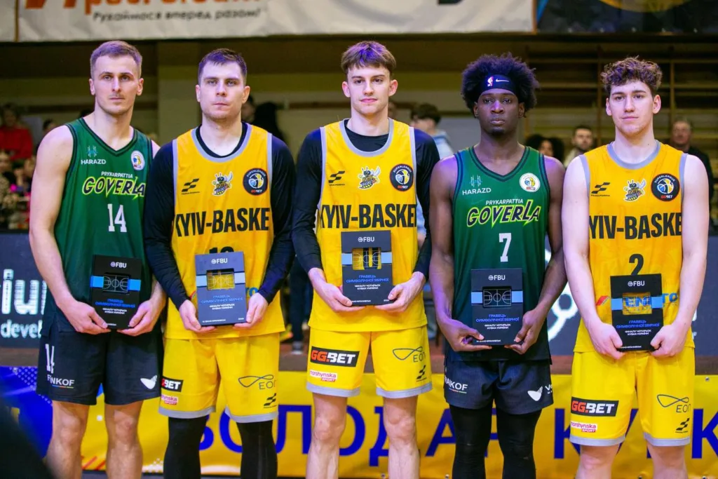 Баскетболісти Київ-Баскет і Говерла з нагородами
