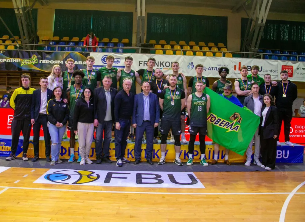 Баскетбольна команда Говерла святкує перемогу на турнірі