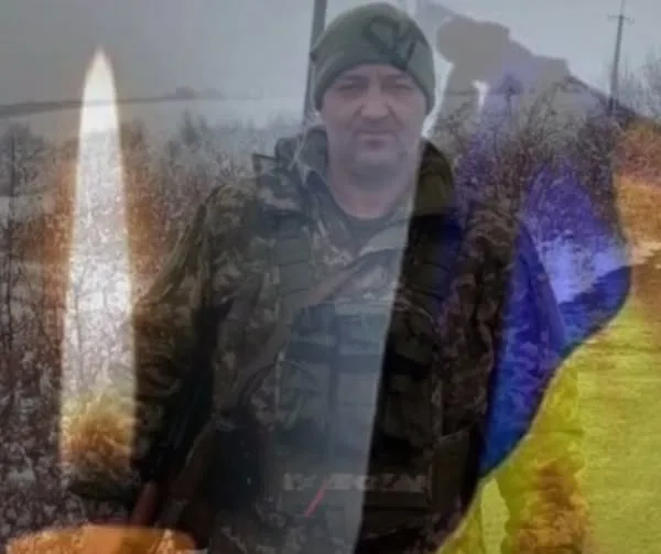 Український військовий із прапором та свічкою пам’яті