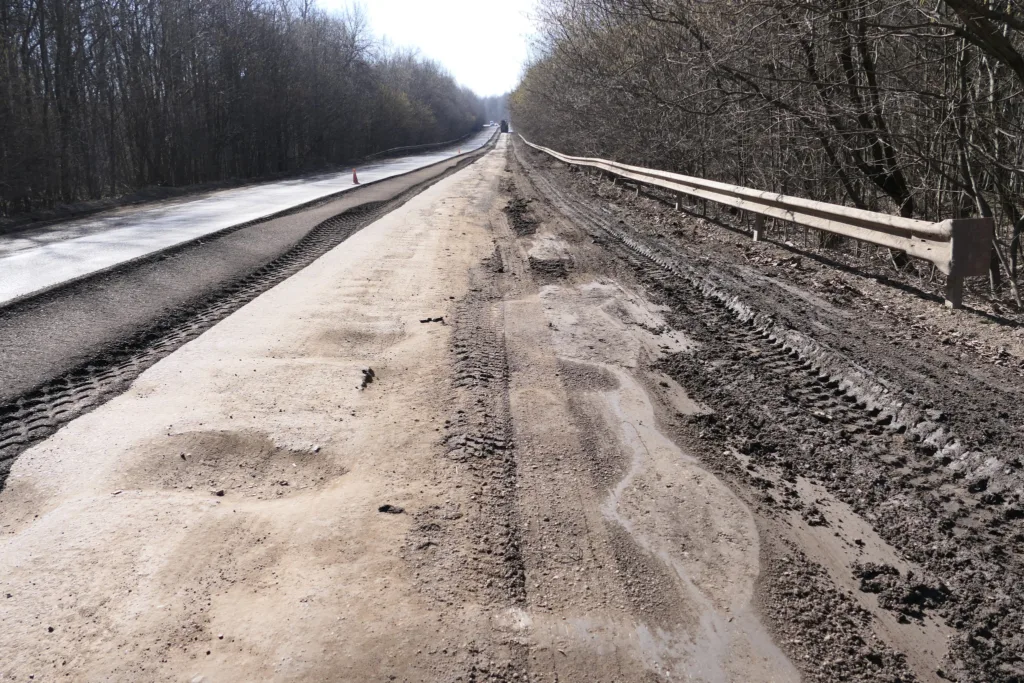 Ремонт ґрунтової дороги біля лісу навесні