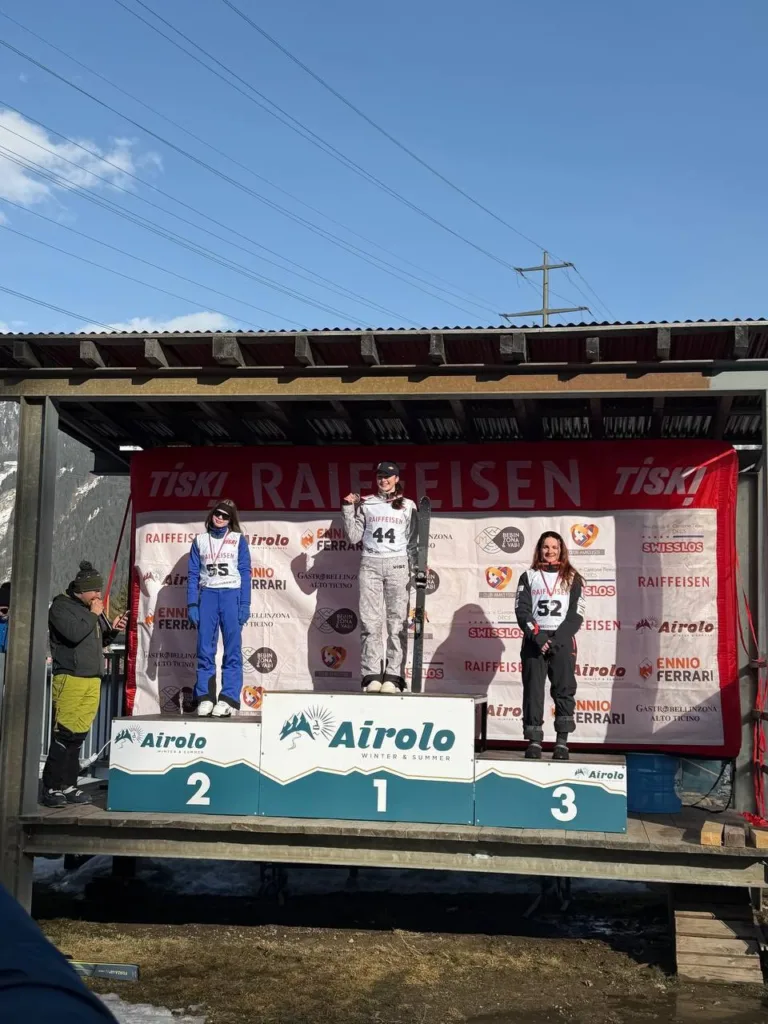 Переможці лижних змагань на подіумі Айроло