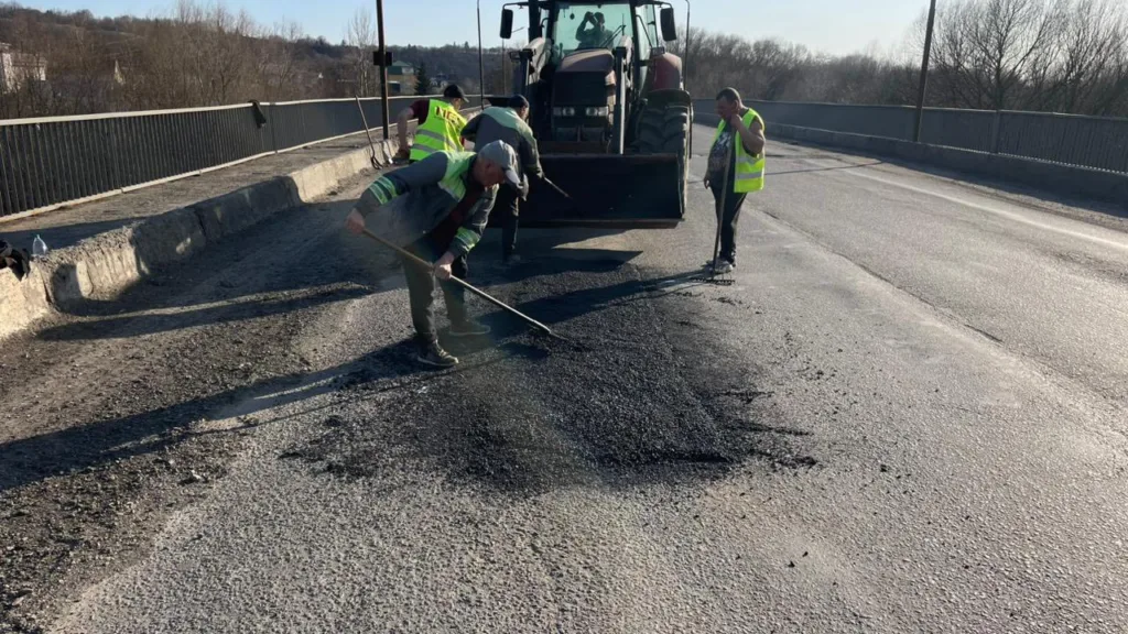 Робітники ремонтують асфальт на мосту