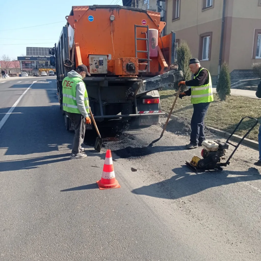Ремонт дороги працівниками комунальної служби