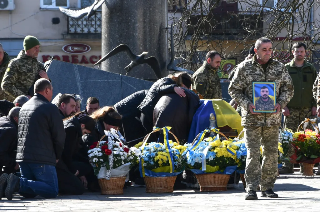 Прощання з українським військовим героєм у місті