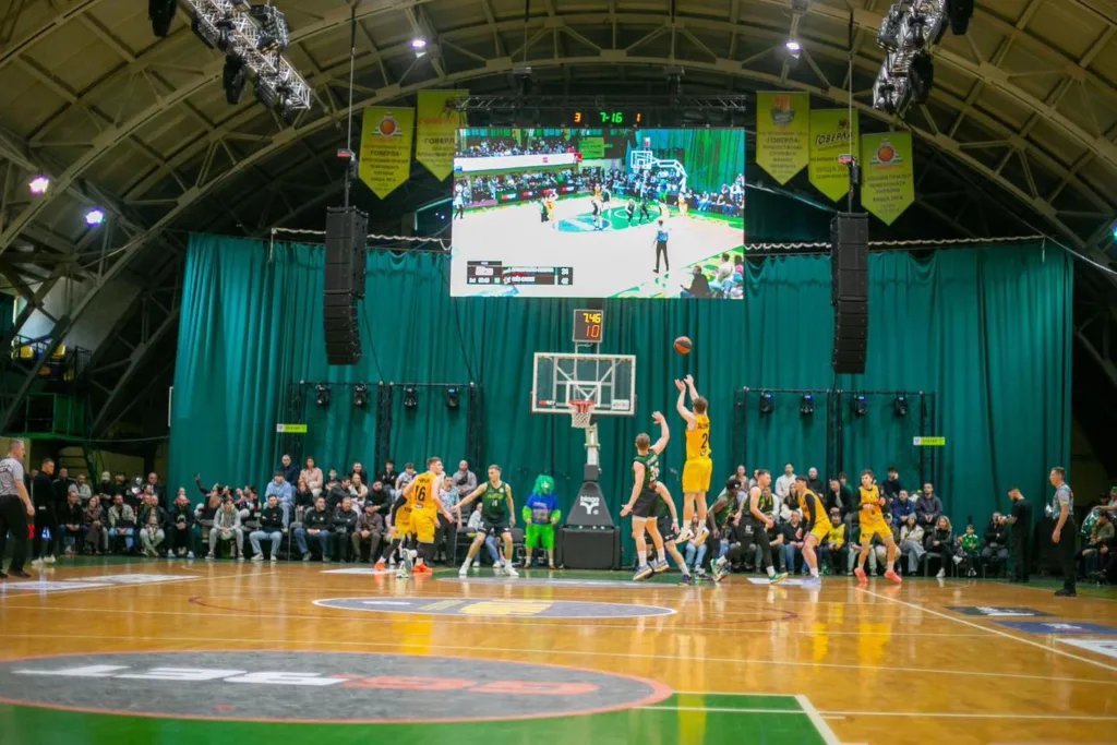 Баскетбольний матч у спортивному залі