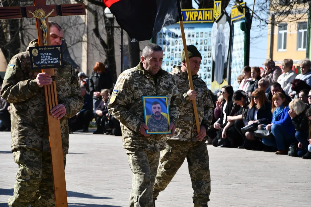 Військові несуть фото загиблого героя України