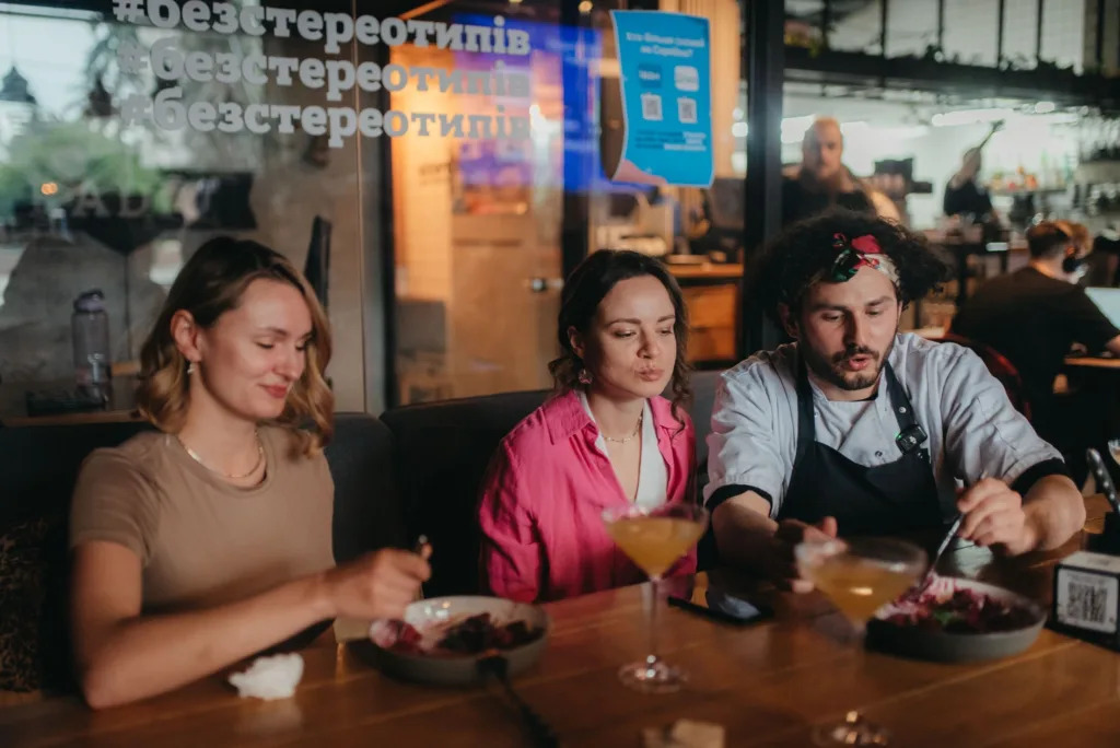 Люди вечеряють у сучасному ресторані