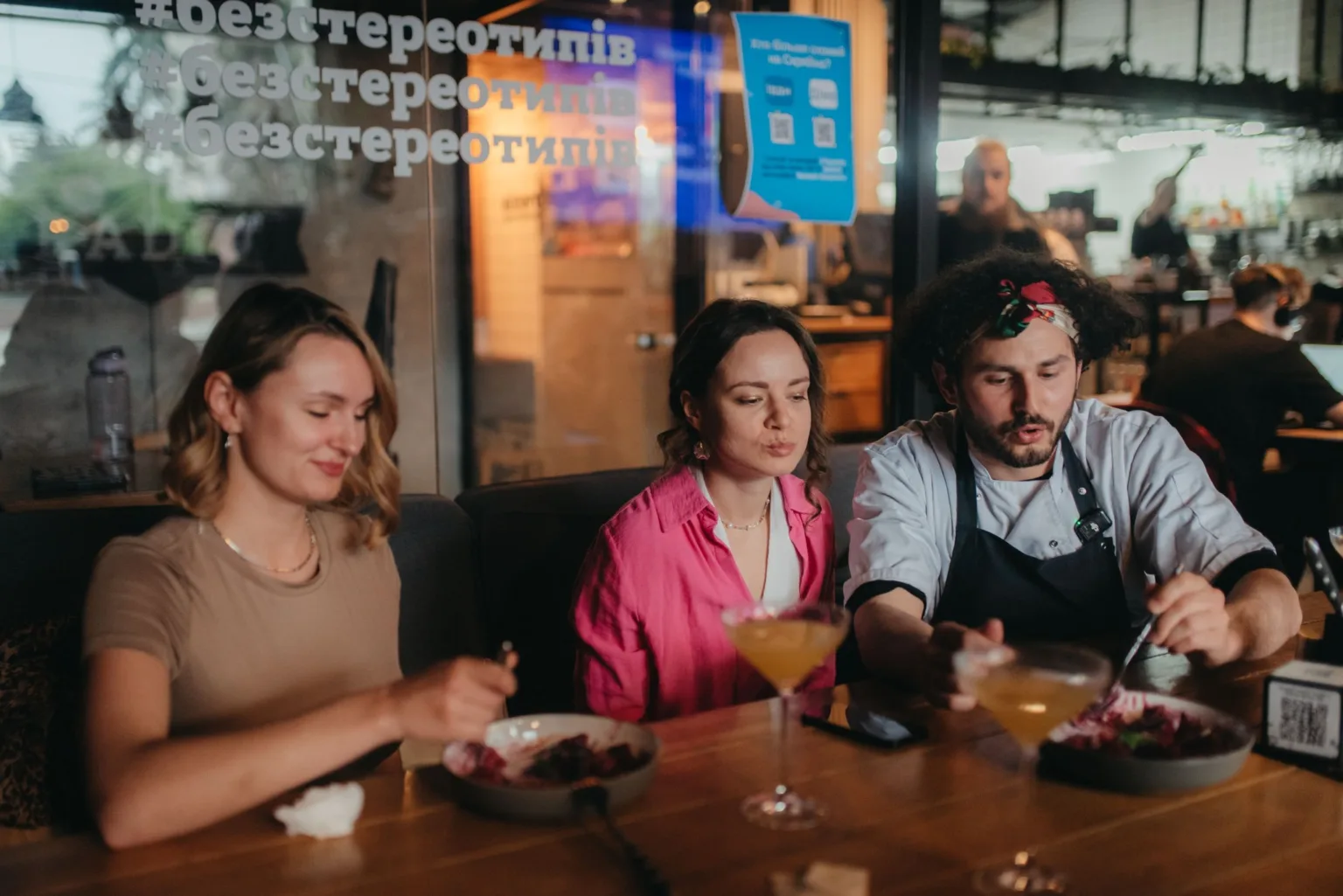 Люди вечеряють у сучасному ресторані