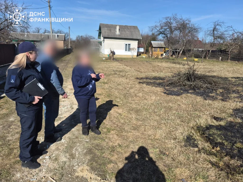 Рятувальники перевіряють подвір'я після підпалу сухостою
