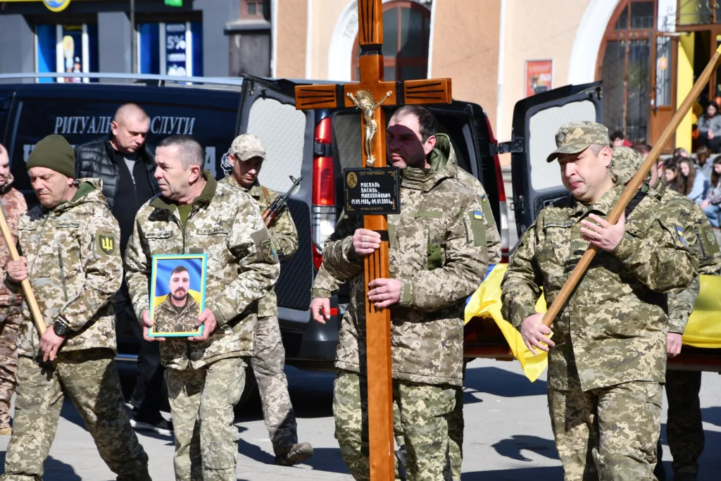 Похорон українського військового з прапором та хрестом