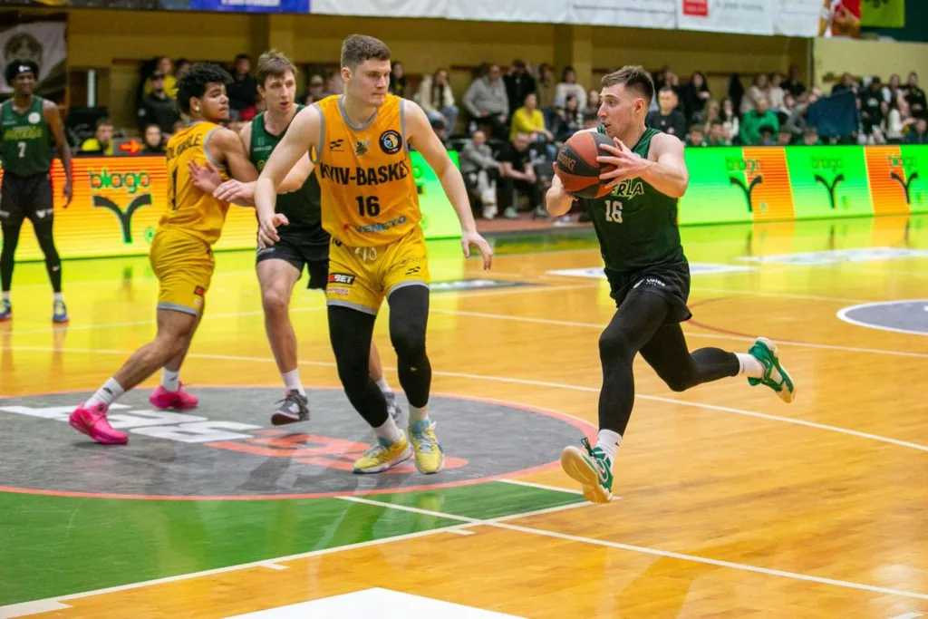Гравці Київ-Баскет і Тернопіль змагаються у матчі